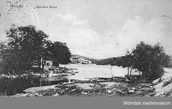 "Stensjöns Utlopp" (Mölndalsåns utlopp ur Stensjön) sett från södra stranden av utloppet mot Gunnebobro i nordost, cirka 1930. Till vänster ses Sjövillans brygghus och garage.