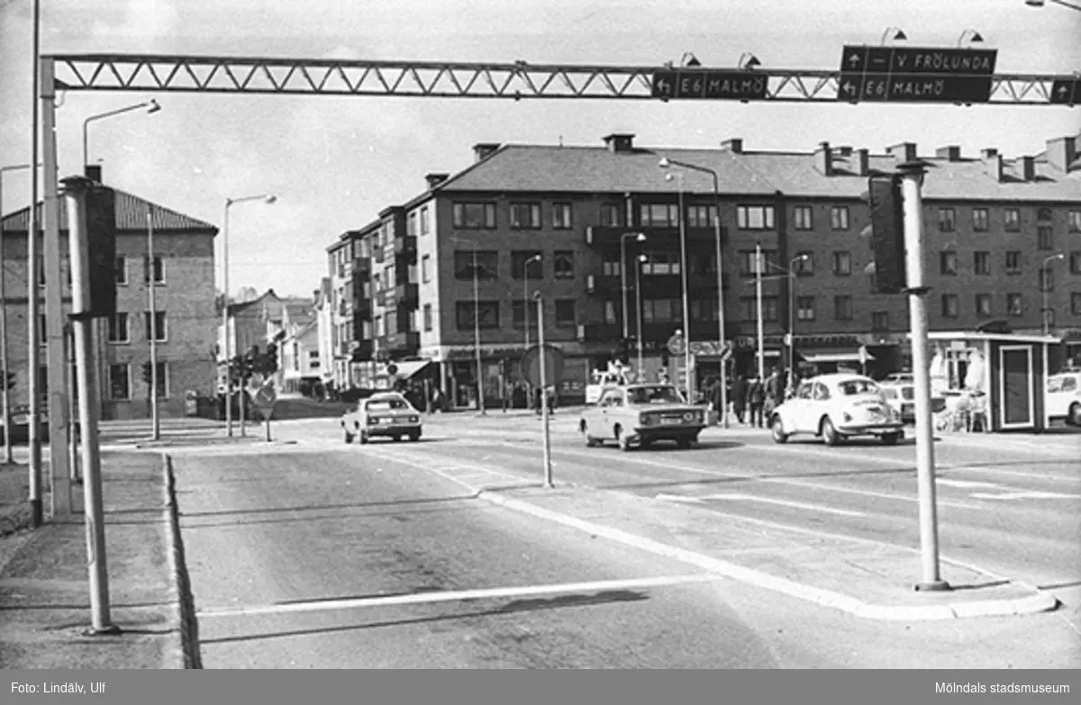 Mölndalsbro 1973, sett från nedre delen av Kvarnbygatan mot Frölundagatans mynning.