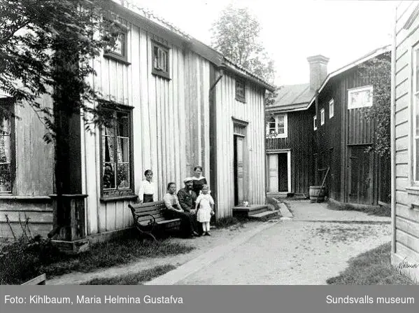 Slaktare Pettersson med familj utanför sin bostad i Stadsbacken. Fotot taget från Epidemivägen.