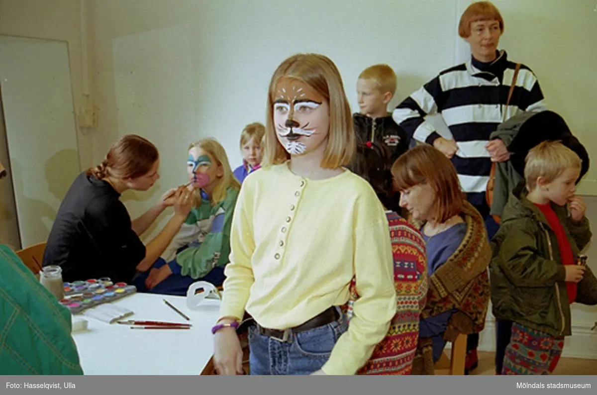Familjesöndag på Mölndals museum under utställningen "Krinoliner och kortkort".
 Barn blev fantasifullt sminkade och tillverkade egna masker.