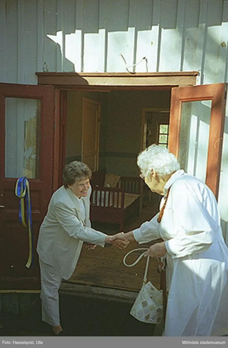 Till vänster Maj Keidser, ordförande i Kultur- och fritidsnämnden, som hälsar på/gratulerar Barbro Jacobson, ordförande i Mölndals hemslöjdsförening, 1995-05-06.