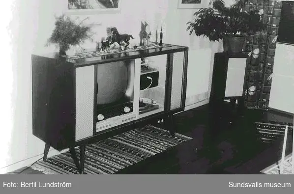 Kombinerad TV-apparat, radio och skivspelare, i familjen Britt-Marie och Bertil Lundströms vardagsrum på Pilgränd 8, 1961.
