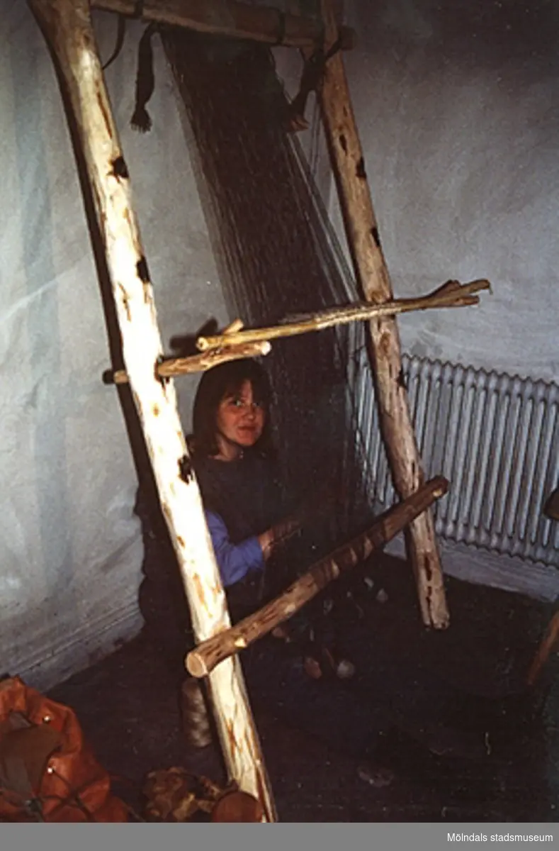 Uppsättning av upprättstående vävstol i järnåldershuset på museet. Gunilla Rajala från Alingsås.