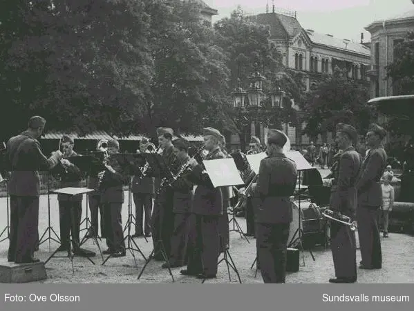 Text: "Lv 5:s orkester, konserterande i Vängåvan för en alltid tacksam publik".