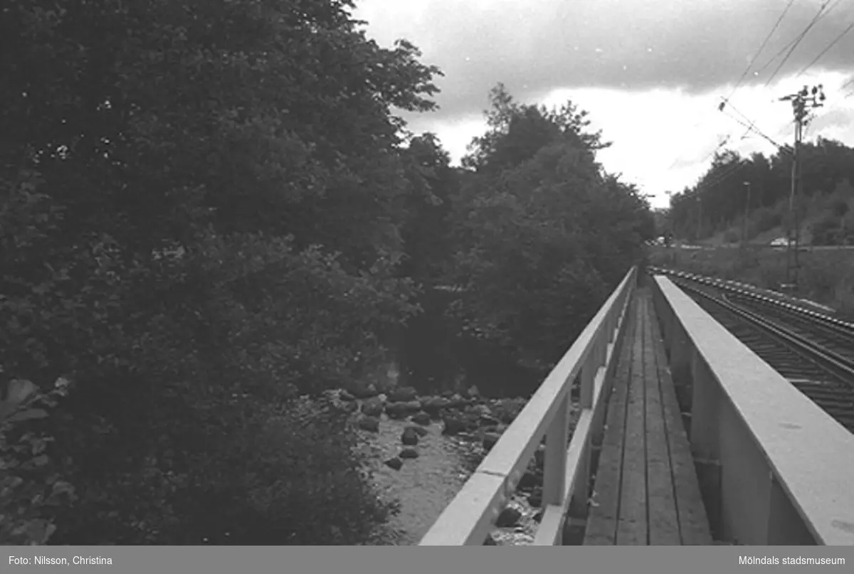 Gångbro över vattendrag vid Grevedämmet, Kvarnfallet 31. Hösten 1994.