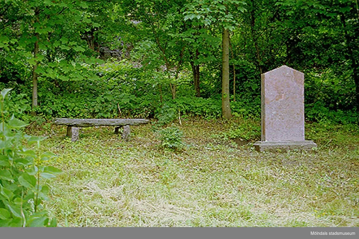 Hejderidarens gravsten som är flyttad cirka 100 meter från ursprungsplatsen. Den står nu öster om järnvägen på Rallarbergets västsluttning.