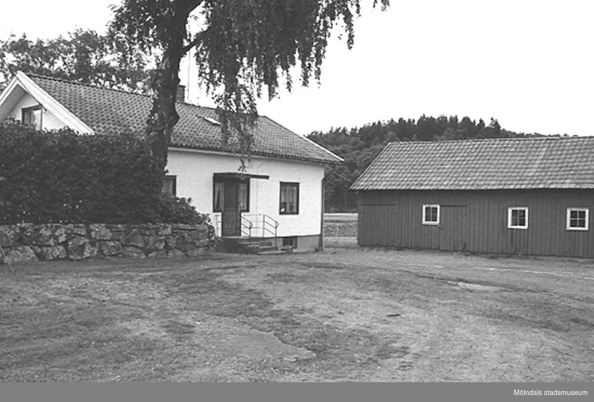Ett hus och en ladugård, troligtvis i Lindome. Okänt årtal.