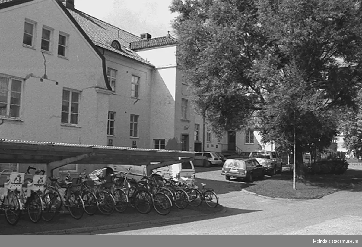 Entrésidan mittemot det höga sjukhuset. Utanför fanns parkering både för bil och cykel. år 1992.