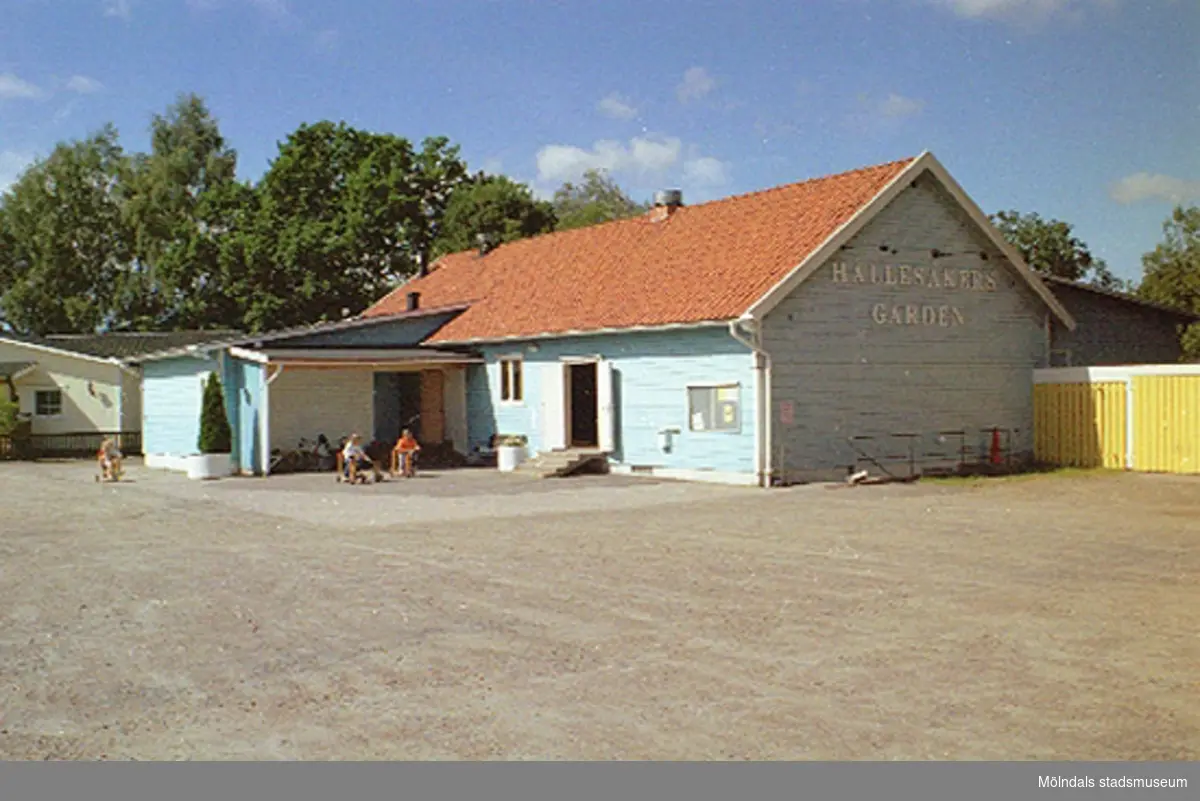 Hällesåkersgården, Hällesåker 3:64 i Lindome. Vy från söder, 1998-08-19.