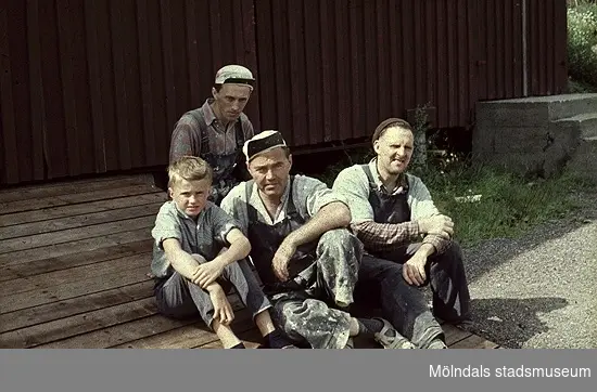 Från vänster: Jan Andersson (Lindåsvägen), fadern Kurt Andersson (Lindåsvägen), Tage Johansson (Rågdalns) och Gustav Claesson. Lamellplast, våren/sommaren 1960.