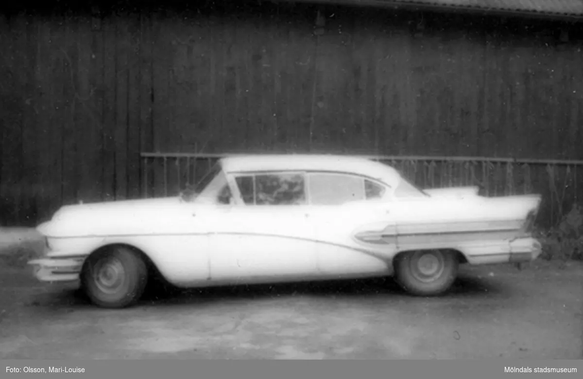 Buick - en 1950-tals bil, fotad från sidan. Bilden togs i samband med utställningen "Från näckens polska till rockens roll" som pågick 1 december 1990 - 31 december 1991 på Mölndals Museum.
