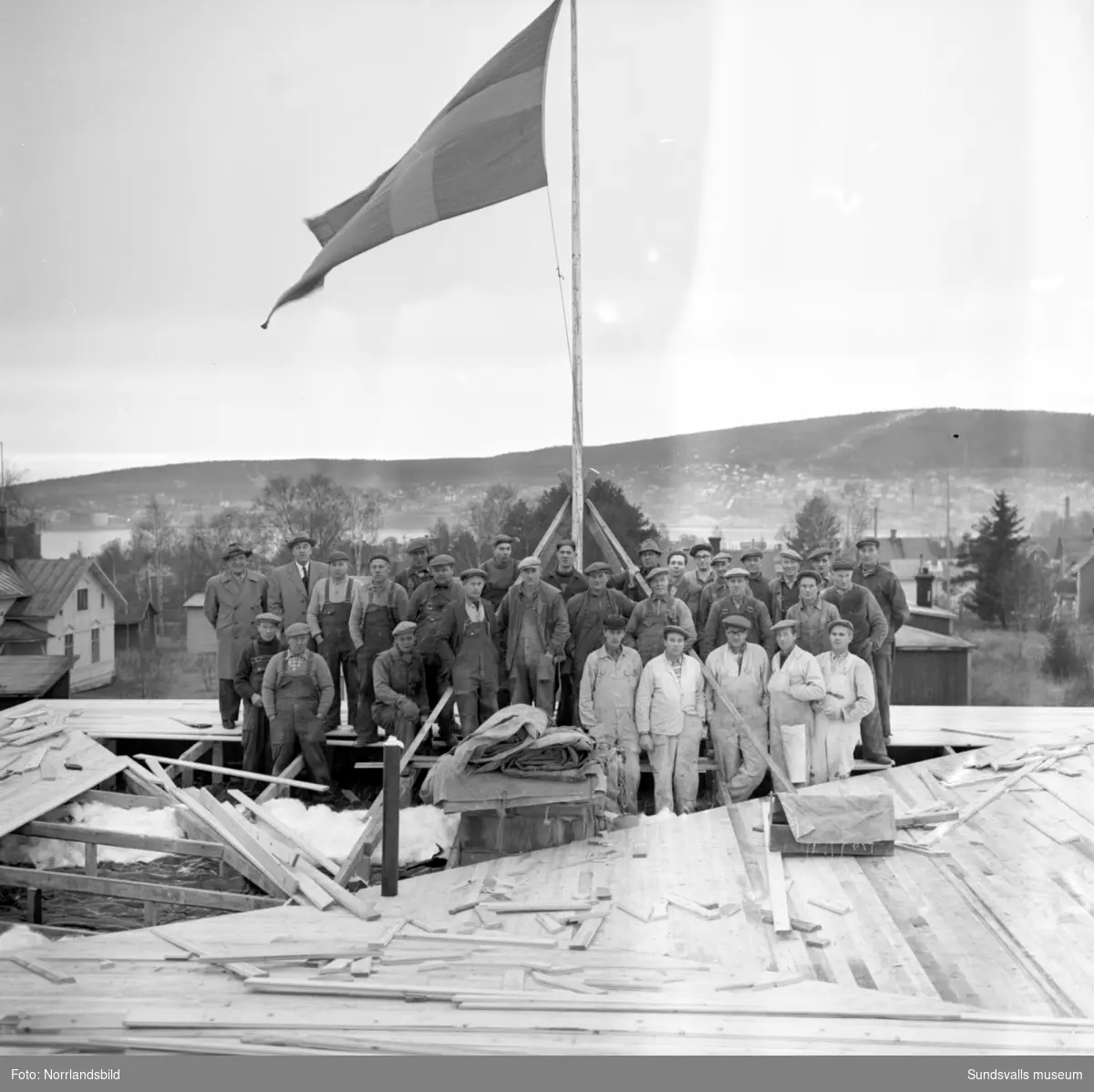 Taklagsflaggning för nya Folkets hus i Skönsberg, Medborgargatan. Bygget startade den 1 april 1957, huset stod klart 13 månader senare och invigdes med pompa och ståt den 13 september 1958.