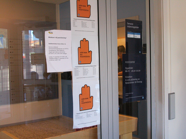 Anslag på entredörr som visar att poströstning kan ske i dessa
lokaler. I lokalerna finns Postcenter och Svensk Kassaservice.