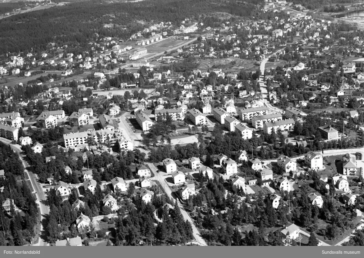 En grupp äldre flygfoton över Skönsberg innan saneringen av den gamla trähusbebyggelsen. Påbörjat bygge av radhuslängan vid Högalidsgatan 24-32.
