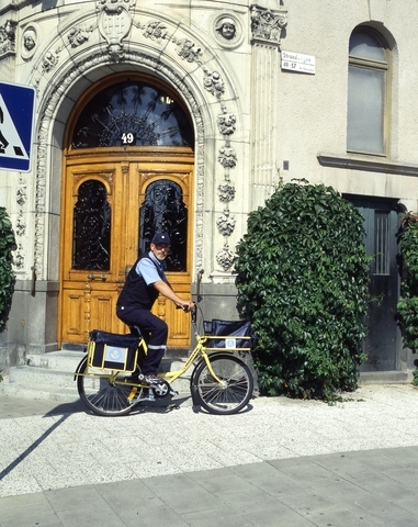Bilden är tagen med anledning av Postens nya organisation med nya
uniformer, brevlådor, cyklar, serviceställen, kassaservice mm.