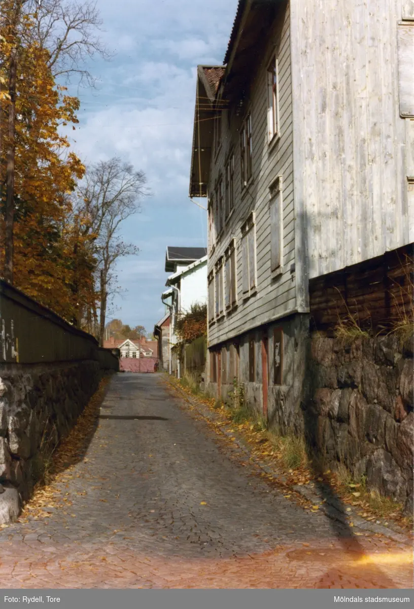 Vy från Forsåkersgatan i Forsåker, Mölndal, på 1970-talet. Närmast ses nr 37, "Justuses hus".