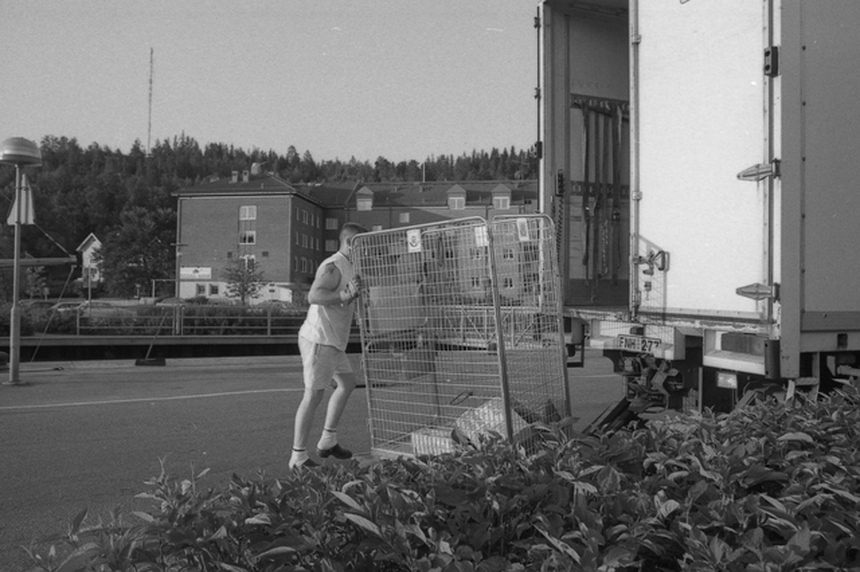 En postbehållare lastas på lastbil. Fotot taget i samband med en
dokumentation av en lantbrevbärare i trakten av Valdermarsvik gjord
av fotograf Ove Kaneberg.