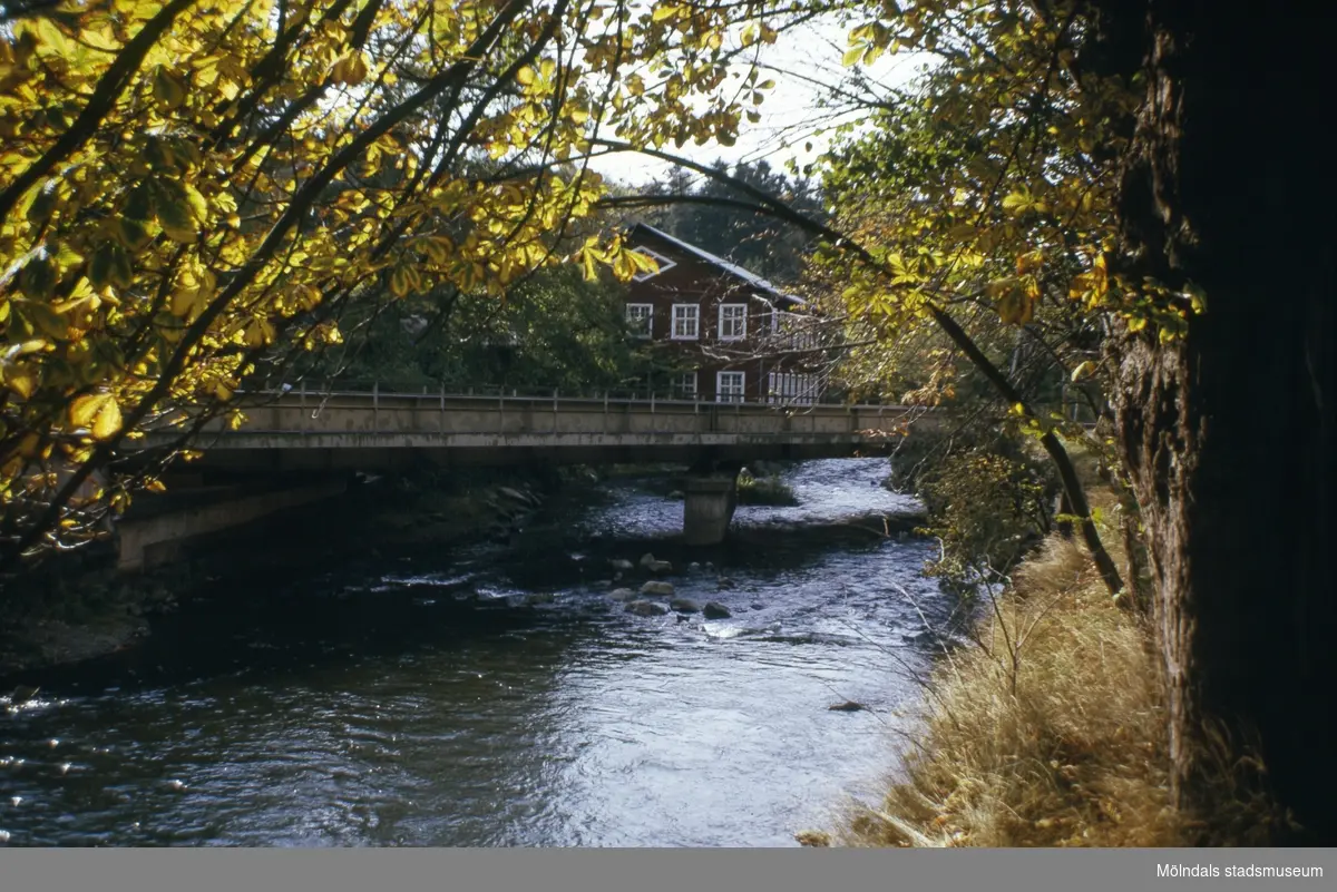 Byggnad tillhörande Carlsfors fabriker/Bettyholm, Kvarnfallet 32 i Grevedämmet, Mölndal, på 1970-talet.
