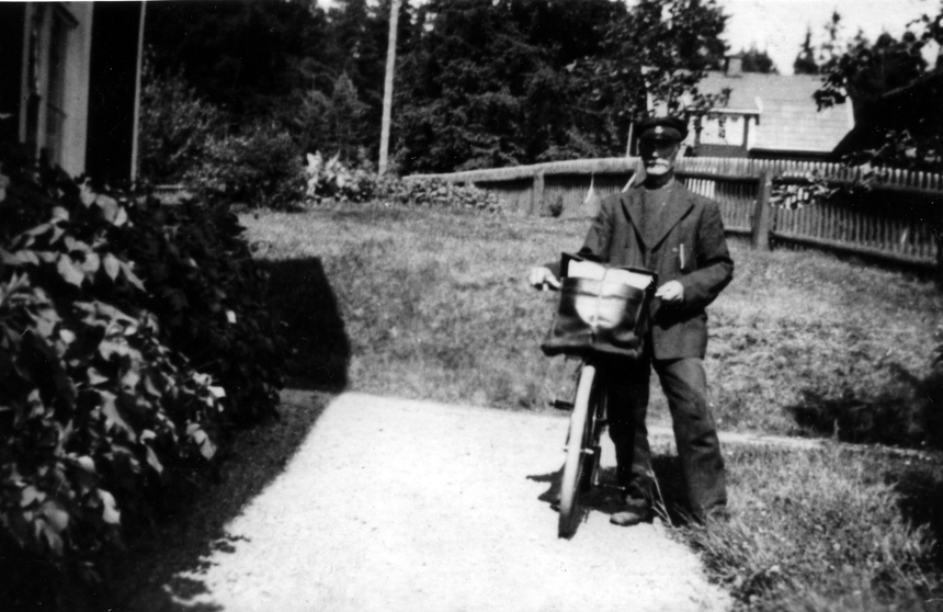 Frans Algot Holm, indelt soldat och kyrkväktare i Vrigstad, började
den 1 december 1912 som lantbrevbärare på linjen Vrigstad - Horveryd
- Hjärtetorp - Gettersryd - Bjällebo - Virestorp - Porsamålen -
Trismålen - Åkaköp - Vrigstad. Turen gick han två gånger i veckan,
till en början till fots, men så småningom per cykel. På vintrarna
måste han köra med häst. Han slutade som lantbrevbärare den 31 juli
1939 och efterträddes av sin son Albin. Bilden är tagen omkring 1935.