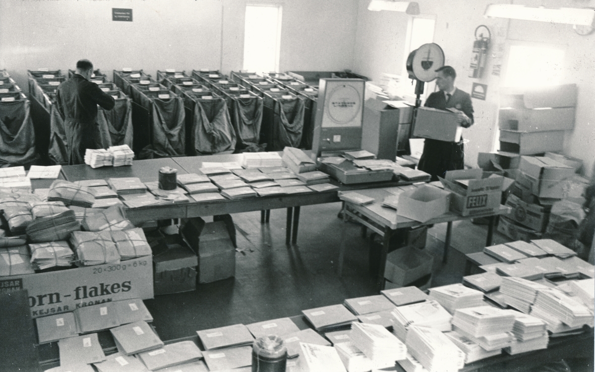 Interiörsbild av "Baracken" som användes som masspostlokal under 1960-talet samt som brevbäringsexpedition under Postkontorets ombyggnad.