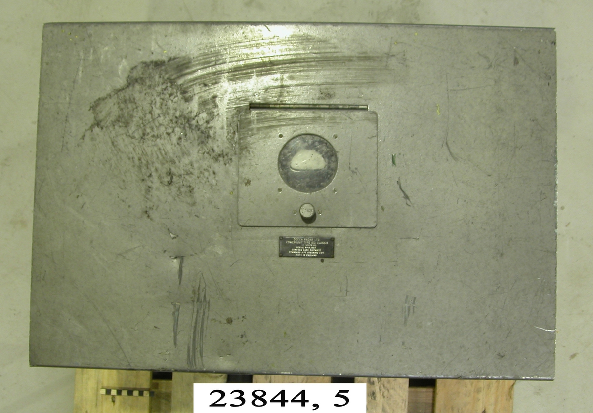 Omformare 110 V=/80 V 1000 Hz. Grålackerad, rektangulär metallbox. På framsidan sitter en öppningsbar lucka med siktglas av plast. Innanför luckan sitter en voltmeter, graderad 70-90. På var sida om voltmetern sitter växelströmsäkringar. För vidare information se "Handbok för radar PN-58", Decca Navigator och Radar AB, fastställd av Kungliga Marinförvaltningen 23 augusti 1956. Handboken finns i Marinmuseums arkiv.