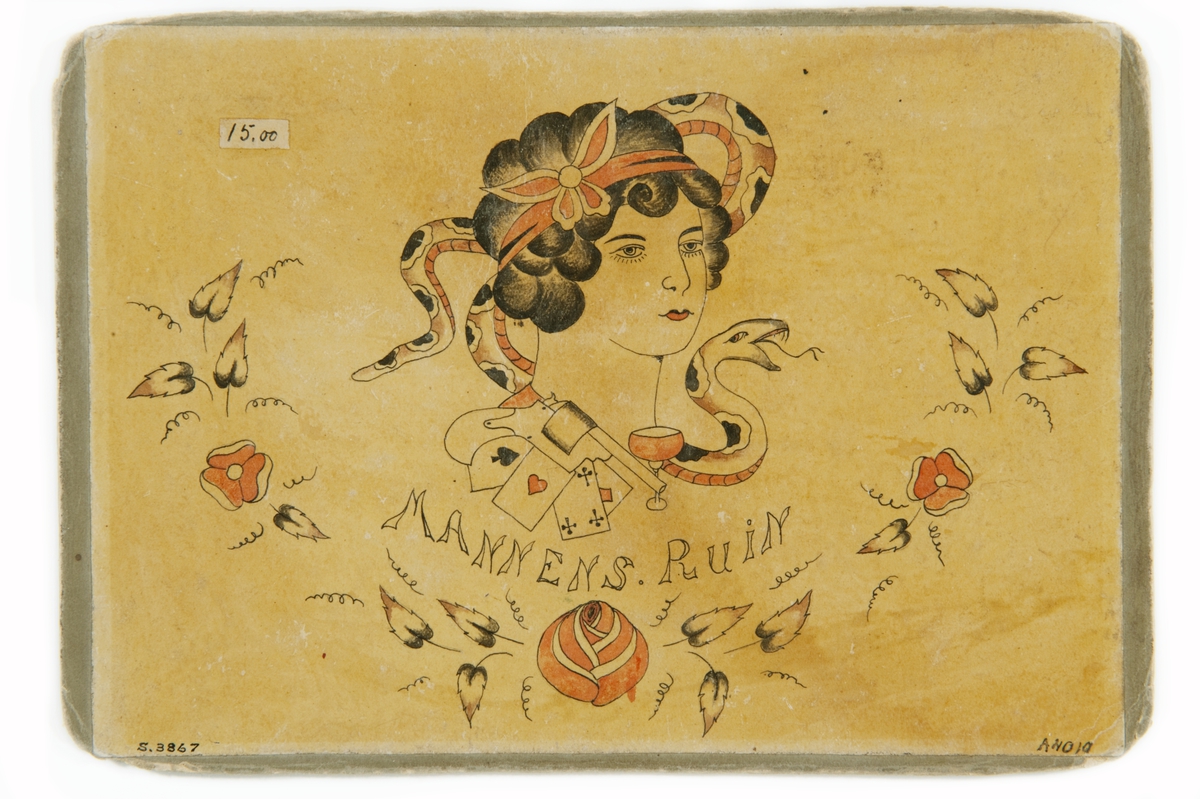 Tatueringsförlaga. Kvinna mot bakgrund av orm. Därunder spelkort, vinglas och revolver sam texten "MANNENS RUIN". Underst en blomstergirland.