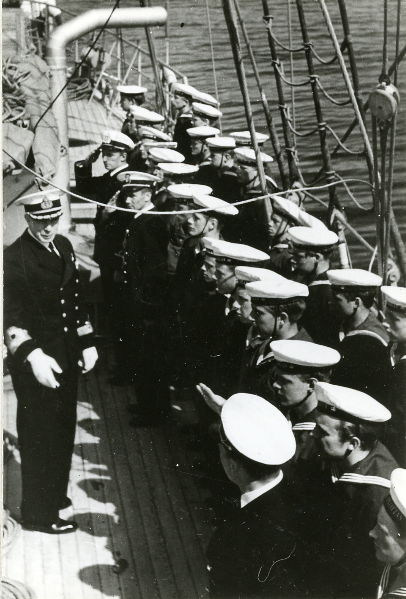 Chefen för marinen, viceamiral Strömbeck, inspekterar segelfartyget Gladan 1947.