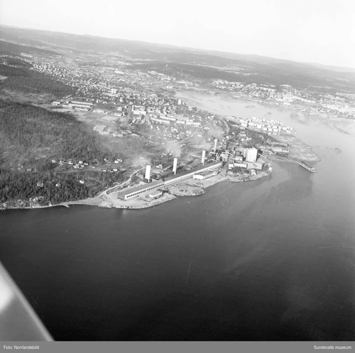 Flygfoto över Gränges, oljehamnen och Kubikenborg.