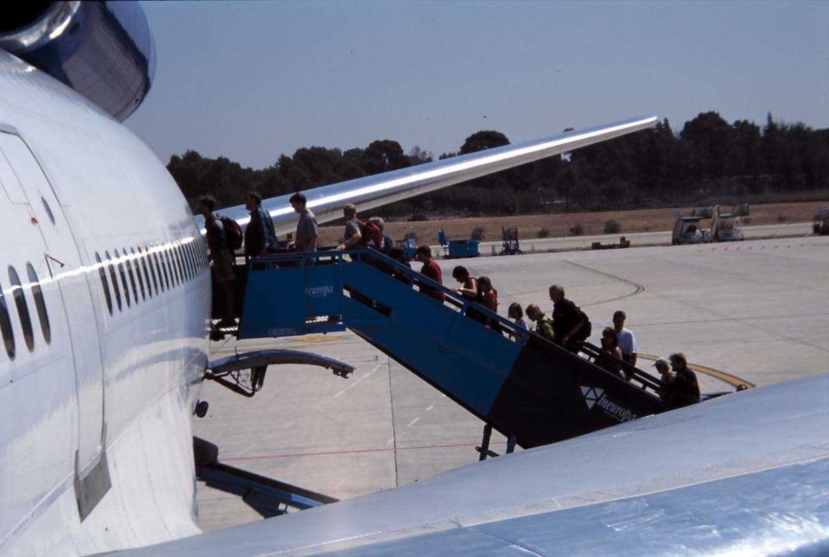 Flyplass, 1 Fly på bakken, OY-CNS DC-10 fra Premiair. Bilde av påstigning.