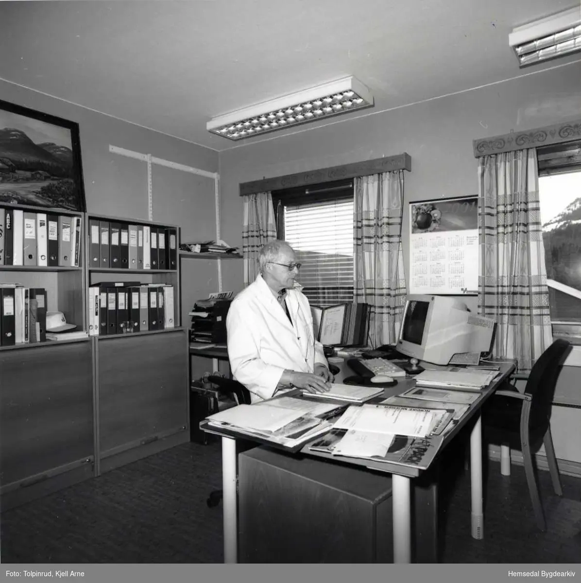 Hemsedal meieri vart nedlagt 21. juli 2001.
Meieristyrar Asbjørn Lein på kontoret.