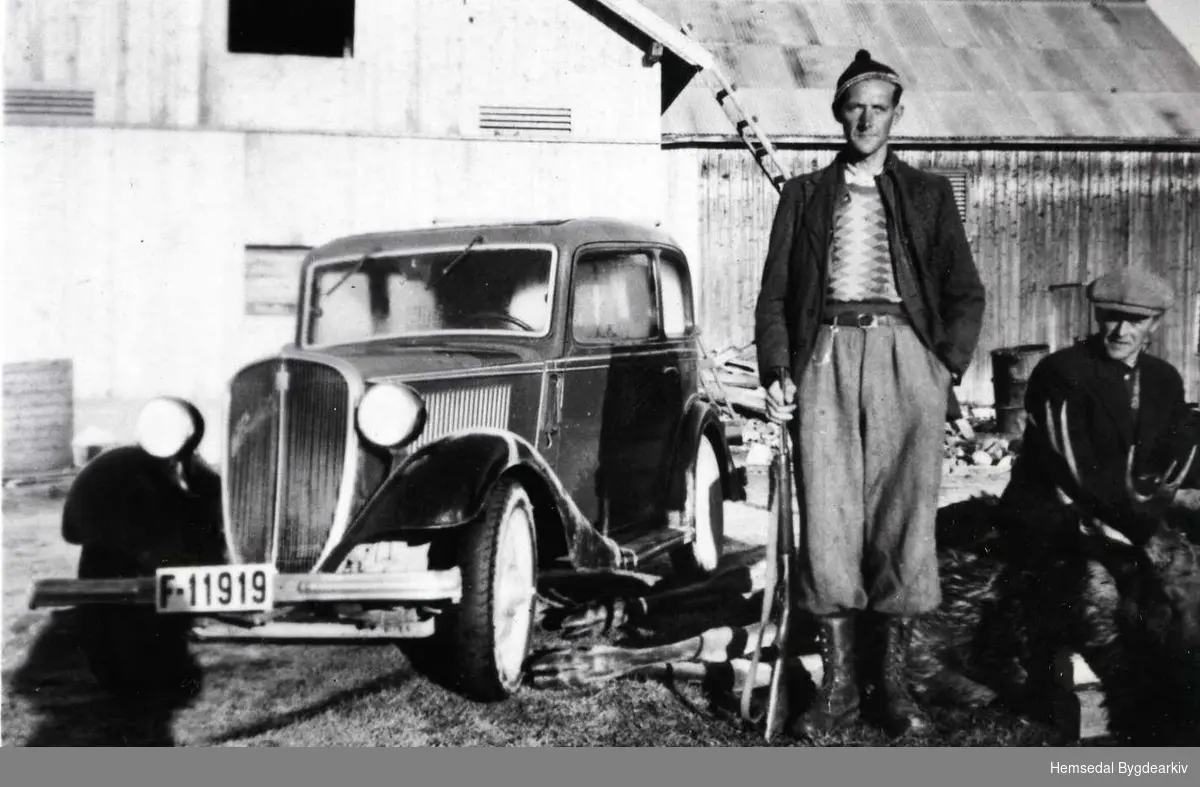 Elgjakt på Hjelmen i Hemsedal i 1946
Frå venstre: Erik Rolid og Sander Kinneberg Bilen er ein Fiat 508 Ballilla frå ca 1937.