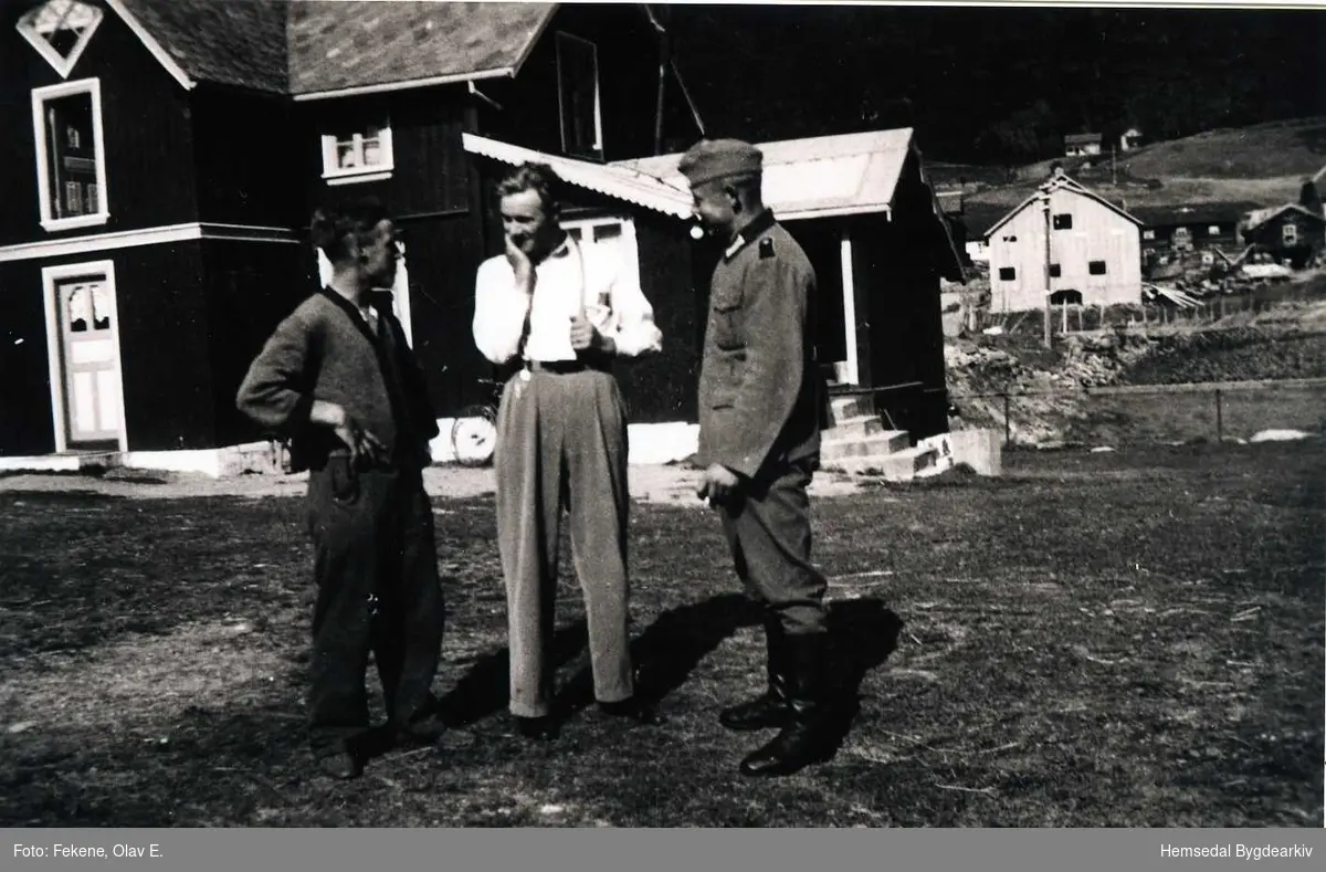 Olav E. Fekene i prat med to tyske soldatar på garden Bruvold,80.8, i Hemsedal i 1941.