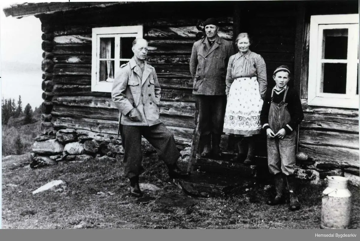 Frå venstre: Bykar; Ingvar Flaten, Birgit Flaten og Olav Flaten, ca.1951 på Flatastølen. 51/9