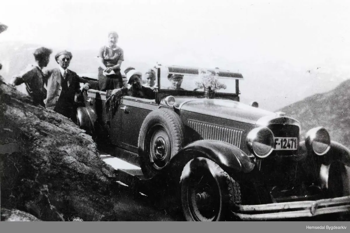 Olaf Engene frå Hemsedal er sjåfør for F-12471, Nash 1929 modell. Drosje til Hemsedal Bilselskap som Hemsedal Samvirkelag eigde.