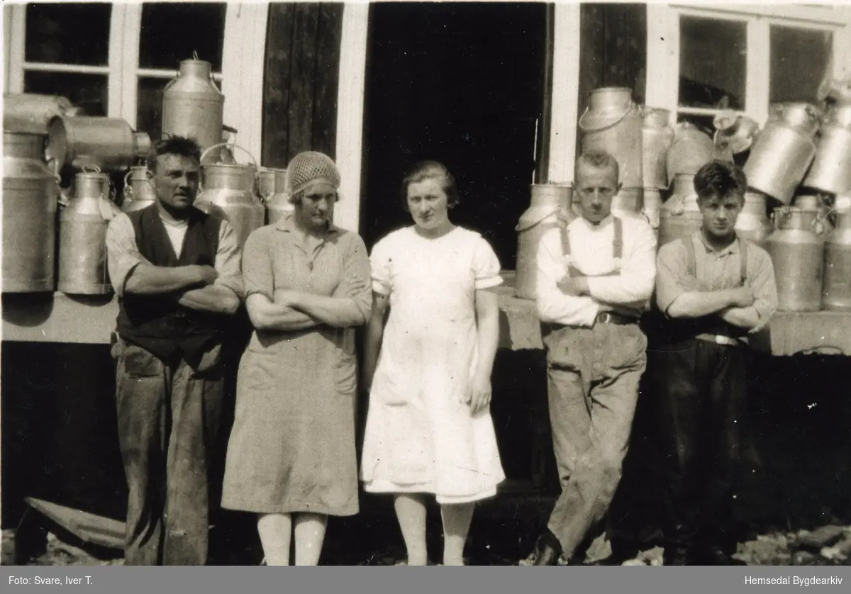 Gamle Hemsedal Meieri i Trøym,ca. 1935
Frå venstre: Vilhelm Anderdal, Barbro Hjelmen, Alice Svare, Iver T. Svare og Eirik E. Langehaug.