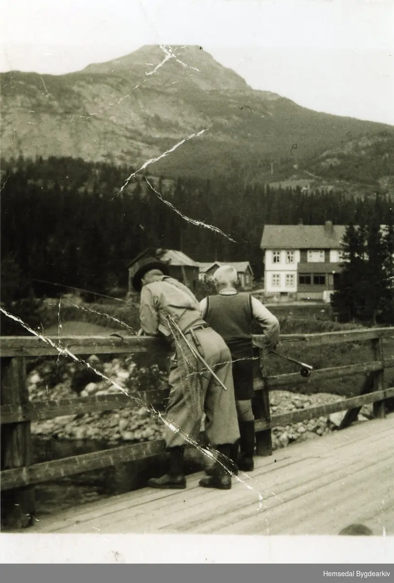 Frå venstre: Guten til høgre kan vera Ola Ø. Thorset. Skogstad i bakgrunnen. Biletet er teke før 1939