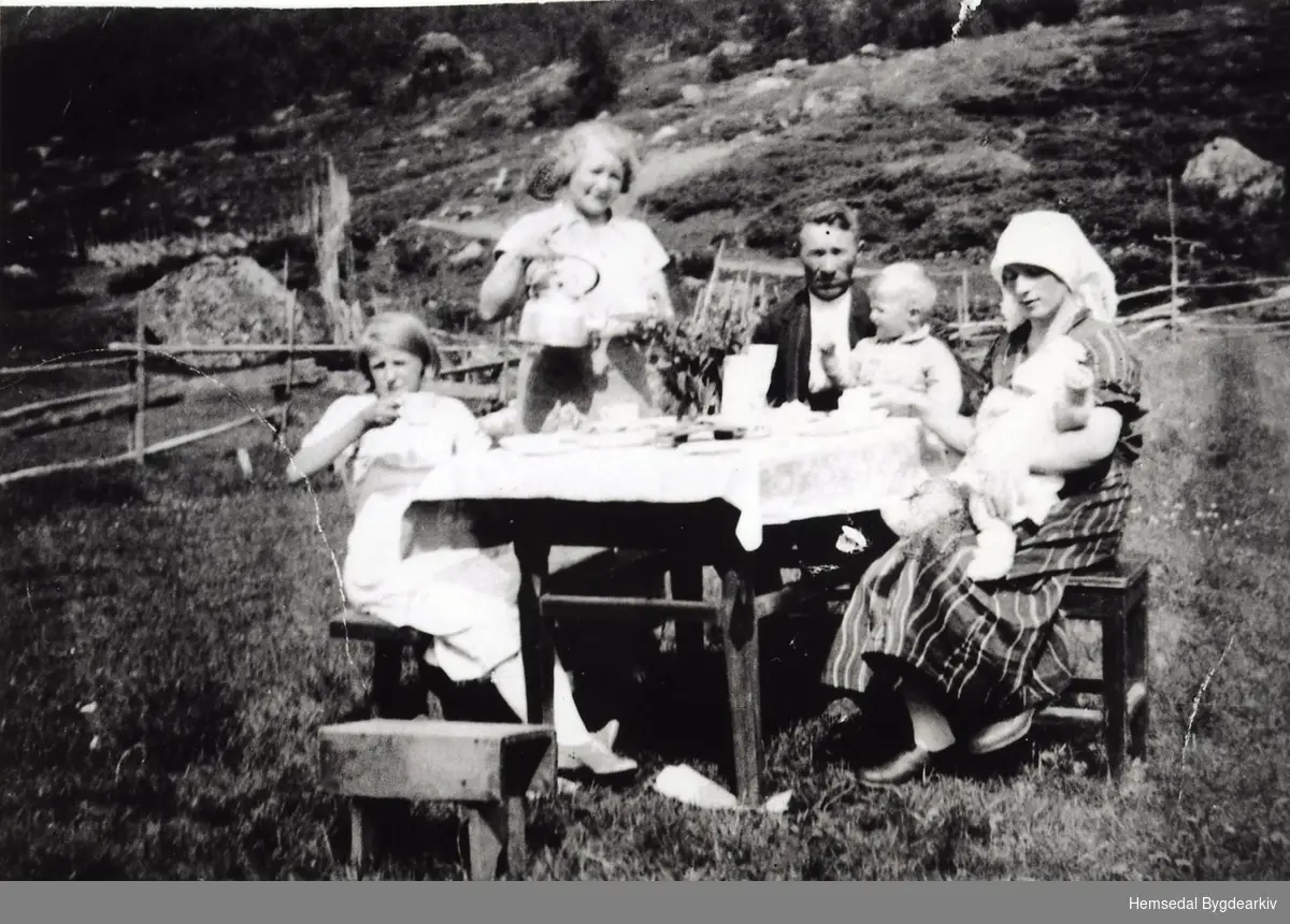 Frå venstre: Mari Embre, bydame, Knut Bråten med Torbjørn, Kari Bråten med Margit.
Frå Brennesletto 67/12 i Hemsedal 1936