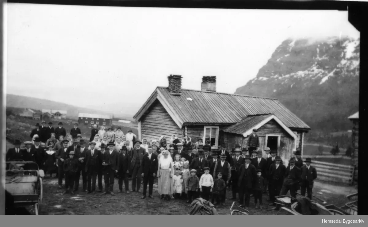 Bryllaupet til Knut Torset og Anne, fødd Grøthe i 1926 på garden Torset,61.1, i Hemsedal.