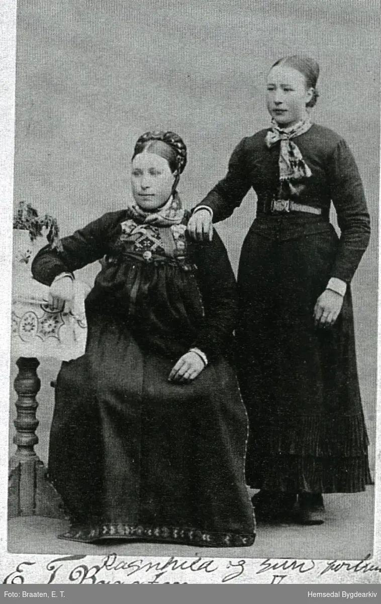 Frå venstre: Ragnhild Jordheim, fødd 1859, og Guri Jordheim, fødd Rese 1857, båe frå Hemsedal.