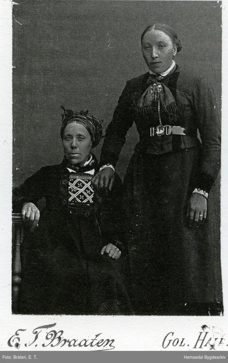 Til høgre: Guri Olsdotter Skøyten (Store-Guri), fødd 1873
Til venstre: Margit Persdotter Holdebakka, gift Reinsletten. Budde i Skøyten 1841-1932. Båe frå Hemsedal.