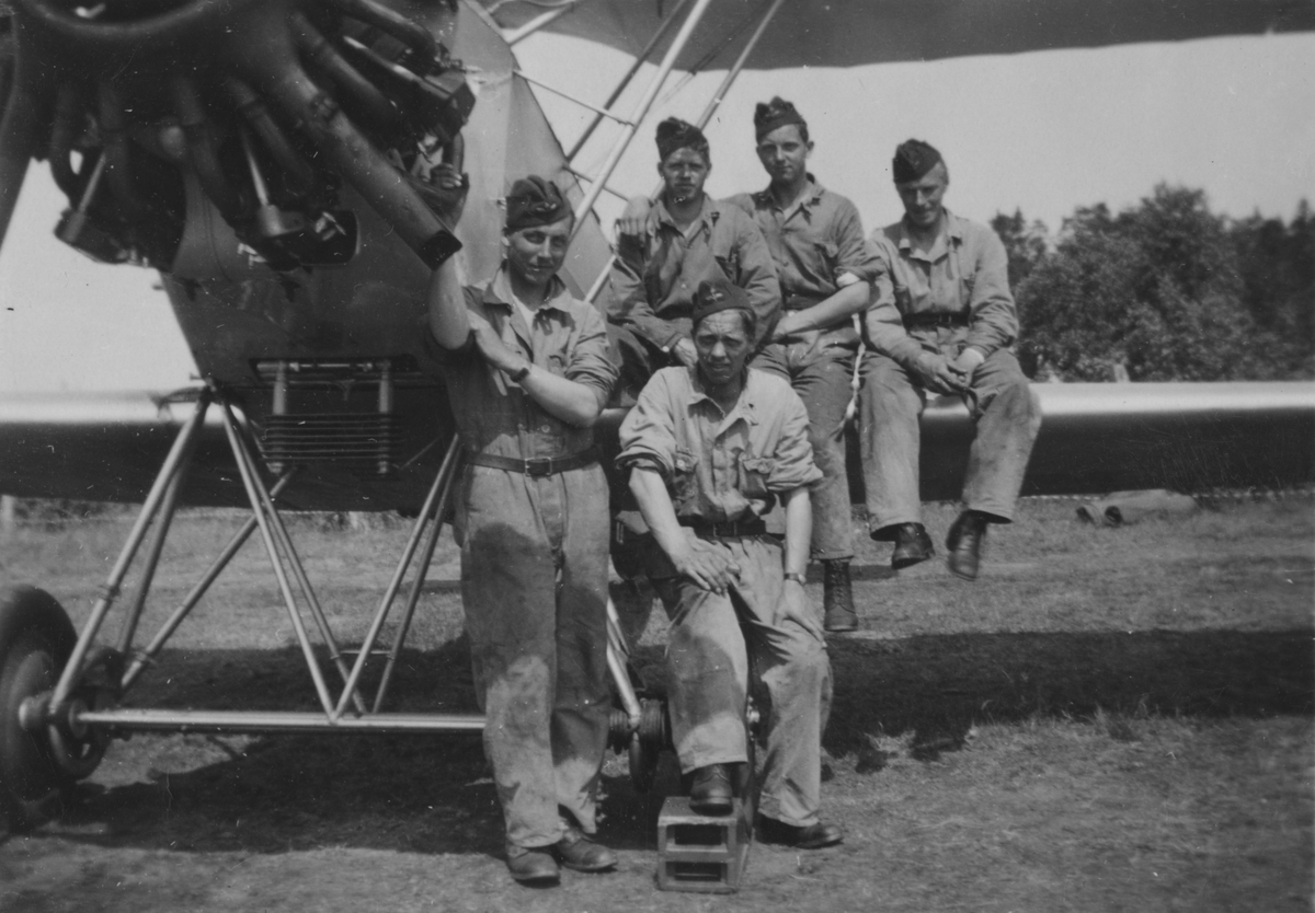 Bilder från F 3 Malmen, 1930-1940-tal. Eric Barrheds samling.
64 fotografier visandes flygverksamhet, flygplan, personer, porträtt, gruppbilder av värnpliktiga, miljöbilder, fallskärmshopp och privata bilder.