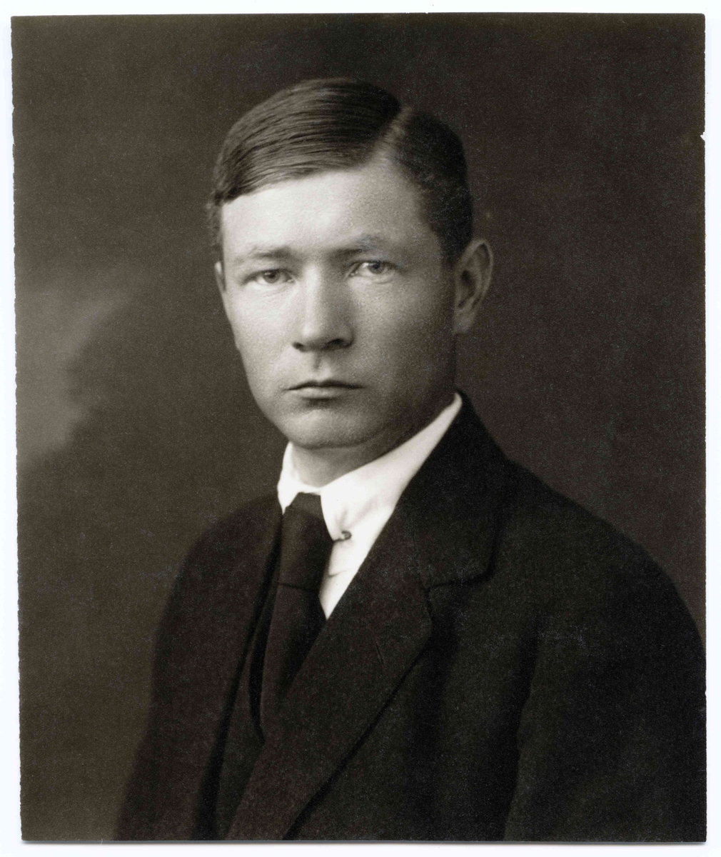 Biografiskt, personliga foton
Porträtt av en ung Osvald Almqvist.