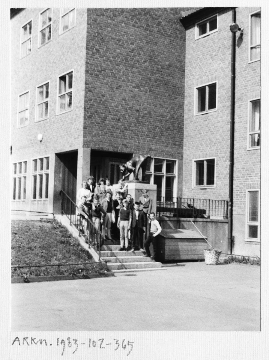 Ulvsunda folkskola
Barn stående på en trappa.
Exteriör