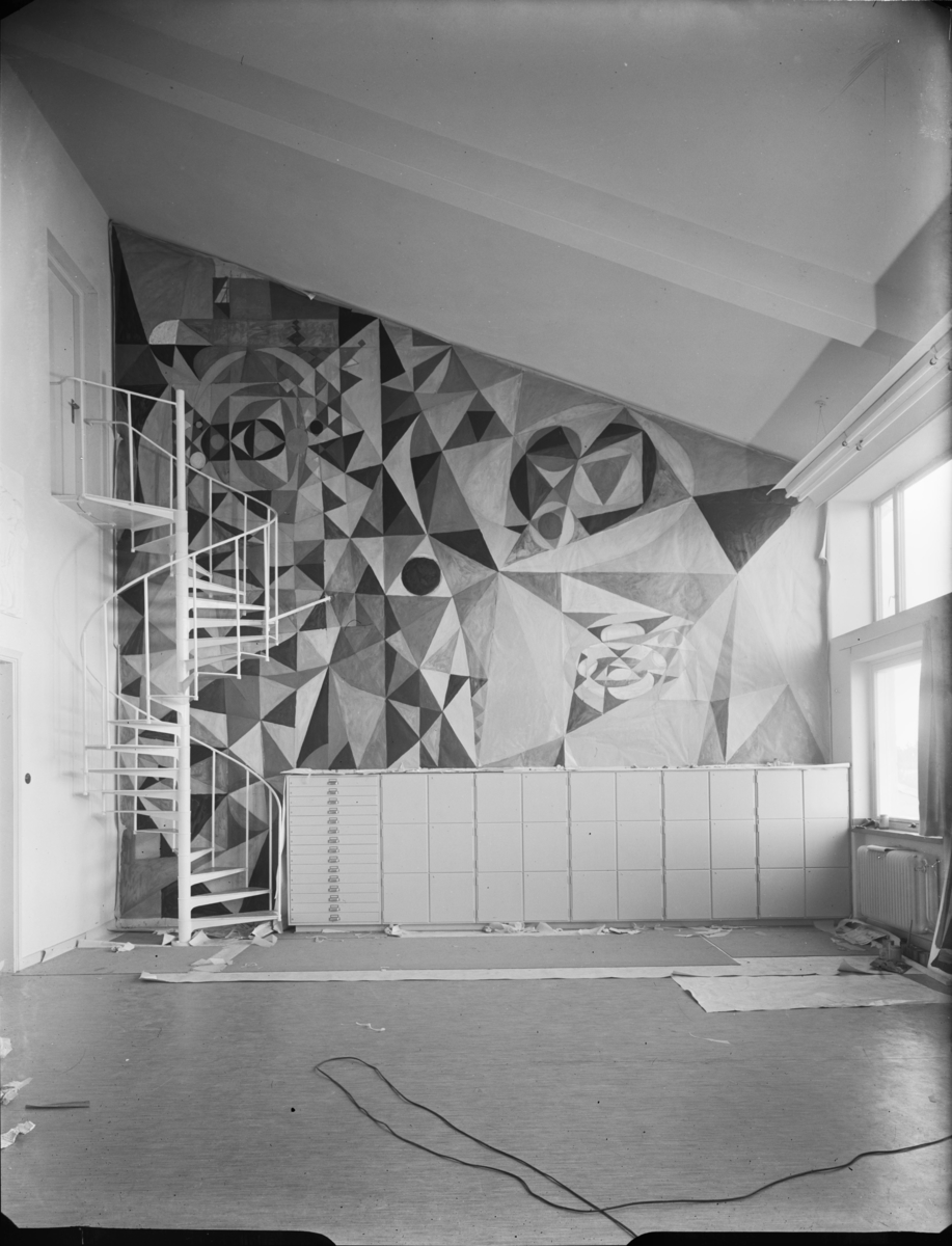 Konstnären Lennart Rodhe under arbete med väggmålning i Ängby läroverk
Interiör