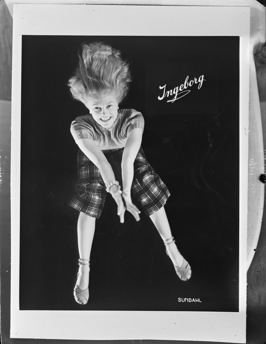 Reklam för skomärket Ingeborg
"Flygande flicka"