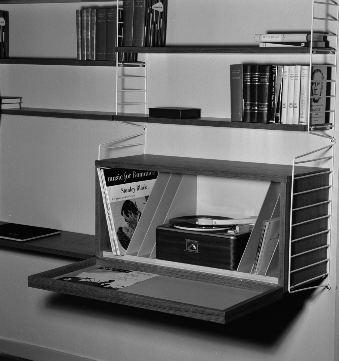 Förvaringsskåp och hylla (stringhylla) med grammofonskivor och skivspelare