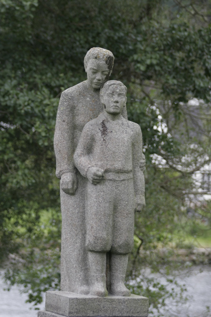 Skulptur i gips av en og en gutt. Utkast til minnesmerke over falne i Sør-Audnedal i 1947.