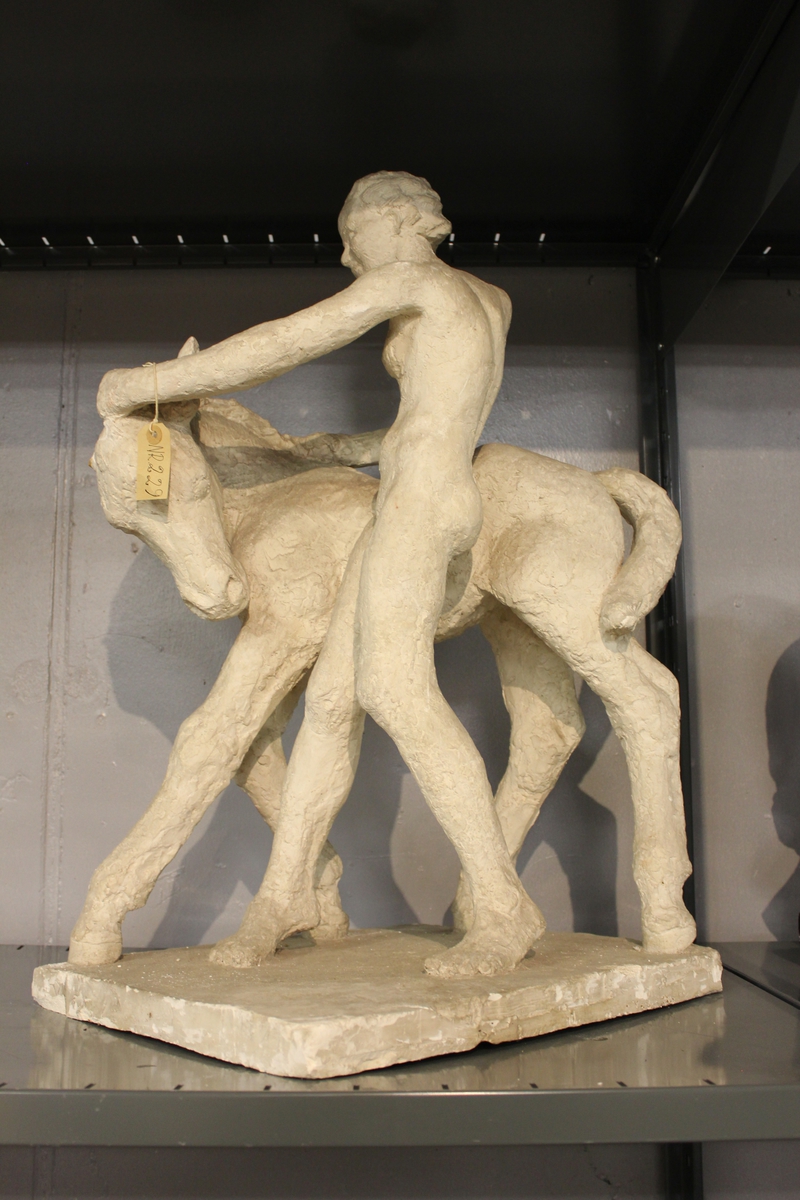 Skulptur i gips av en naken jente og en fole. Tittel: "Pike og fole" fra 1933