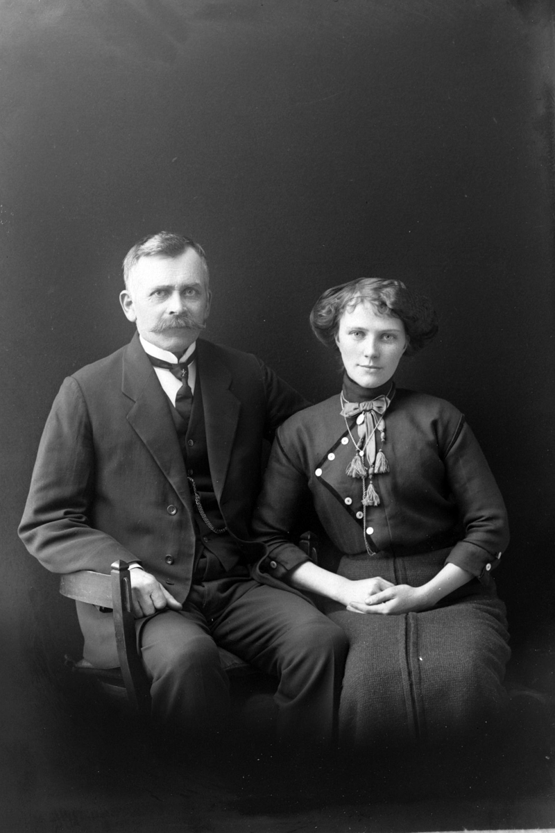 Studioportrett av Anders Grytten og hustru Marie Karlsen.