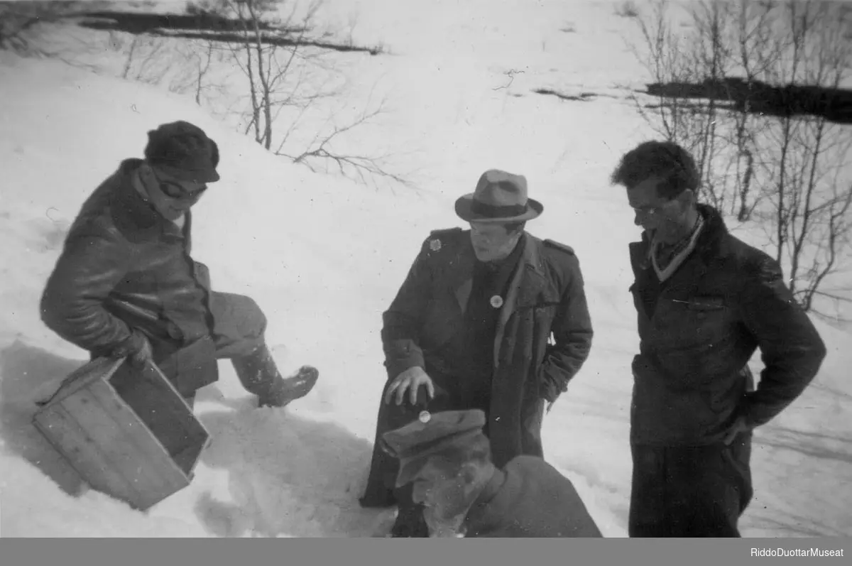 Njeallje dievdoolbmo Cábardašjoga gáttis.
Fire menn ute i snøen ved Cábardašjohka.